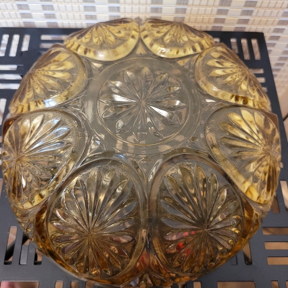 VINTAGE SCALLOP EDGE AMBER YELLOW TEXTURED GLASS SERVING BOWL - Picture 7 of 10